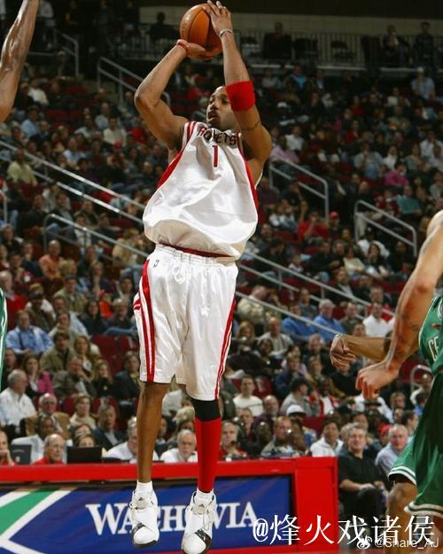 米奇16分钟表现高效:14分6板1助攻1抢断,投篮命中率60% 米奇16分钟表现高效:14分6板1助攻1抢断,投篮命中率60%