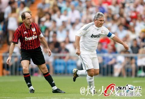 四个月后首次亮相主场，米兰副主席巴雷西病愈回归看台